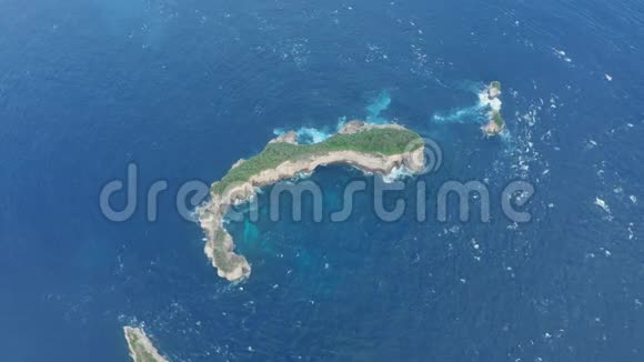 蓝色海水环绕的小荒岛的鸟瞰图视频的预览图