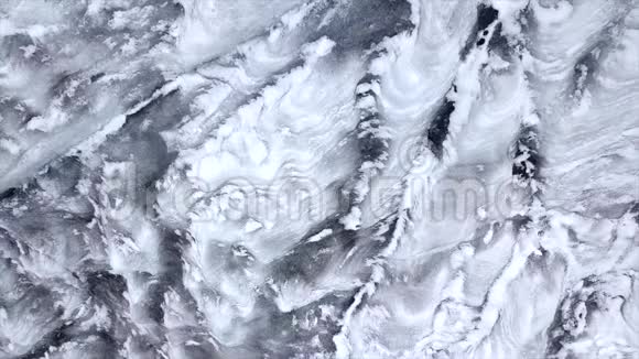 从高空向下拍摄的冰冰河在湖边天空中有雪视频的预览图