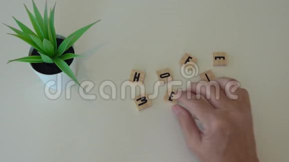 一个人用木字砖拼写家庭办公室视频的预览图