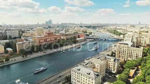 莫斯科河堤夏季鸟瞰视频的预览图