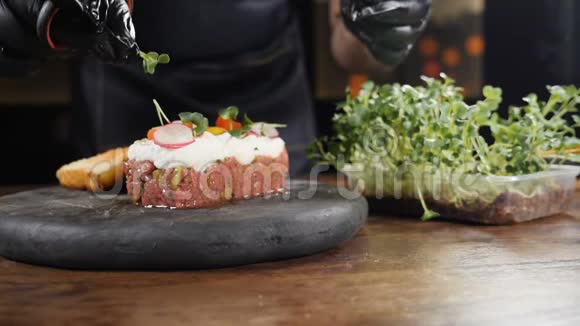 为烹饪添加微绿素的厨师特写镜头灌木上的微绿色厨师在餐厅切菜视频的预览图