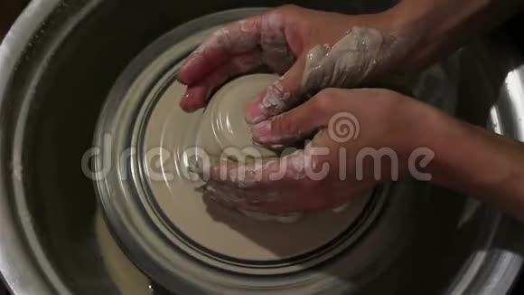 主人创造一个白色粘土产品主人用陶工的轮子特写雕刻一件粘土制品陶工的茶杯视频的预览图