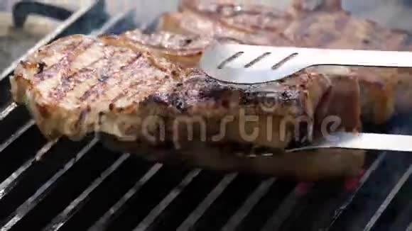 在烤架上烤出多汁的猪肉牛排快关门火上的食物视频的预览图