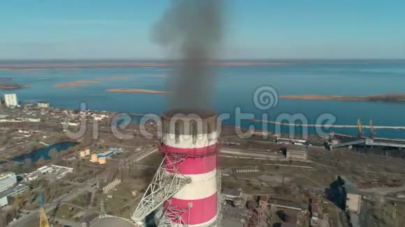 热电联产厂燃煤电站近距离吸烟烟囱的鸟瞰图视频的预览图