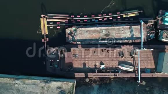 在旧的废弃货船上方的空中视野杜莉拍摄的俯视图视频的预览图