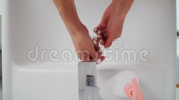 女性洗手盆冠状病毒期间的卫生一个女人用肥皂在白色的水槽上洗手以消除细菌视频的预览图
