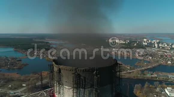 环绕CHP工厂吸烟烟囱的空中景观极端特写视频的预览图