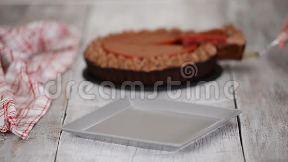 一片美味的巧克力馅饼和樱桃糖果和巧克力奶油视频的预览图