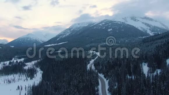 加拿大山景中风景道的鸟瞰图视频的预览图