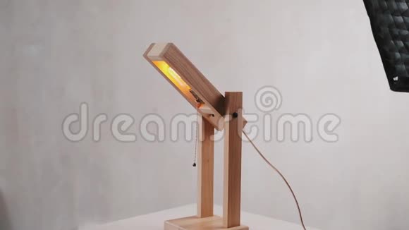 桌子上有一盏正方体木灯视频的预览图