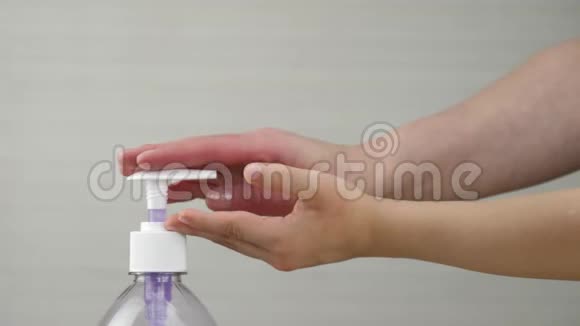 孩子和母亲把肥皂拿在手里特写一个女人和一个孩子洗手健康的概念视频的预览图