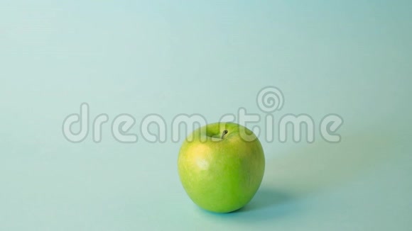 新鲜的绿苹果被雌性手拿出来视频的预览图