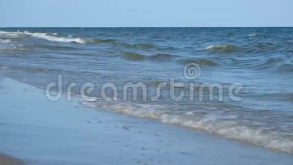 海上冲浪海浪平稳地滚到沙质海岸上黑海视频的预览图