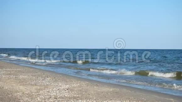 海浪平稳地滚到沙质海岸上黑海视频的预览图