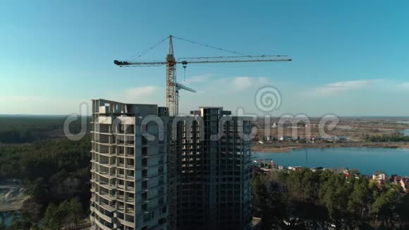 空中观景环绕废弃混凝土建筑施工广射视频的预览图