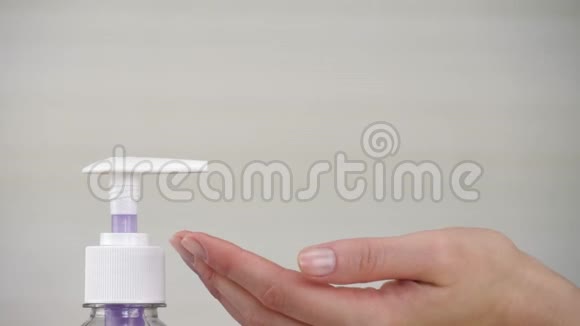 一个女人拿起手中的肥皂清除细菌污垢和病毒的皮肤洗手预防的概念视频的预览图