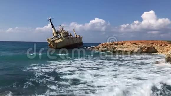 海浪拍打着塞浦路斯废弃的商船清澈的大海层状岩石和美丽的景色视频的预览图