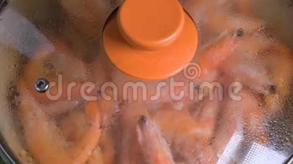 大王虎虾在锅里解冻特写镜头烹饪前的准备阶段冷藏海鲜视频的预览图