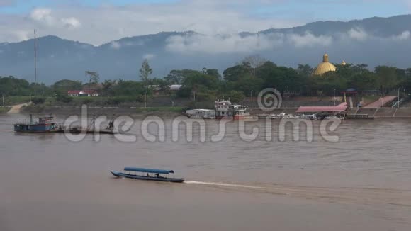 在湄公河上多云的早晨老挝海岸的景色亚洲视频的预览图