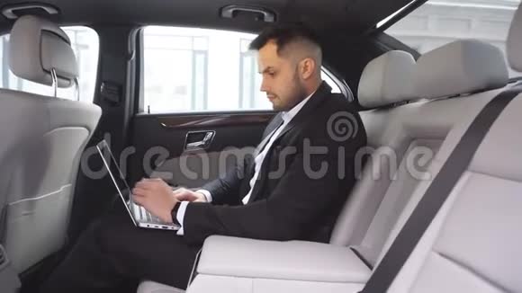 一个蓄胡子的年轻人开着车在工作视频的预览图