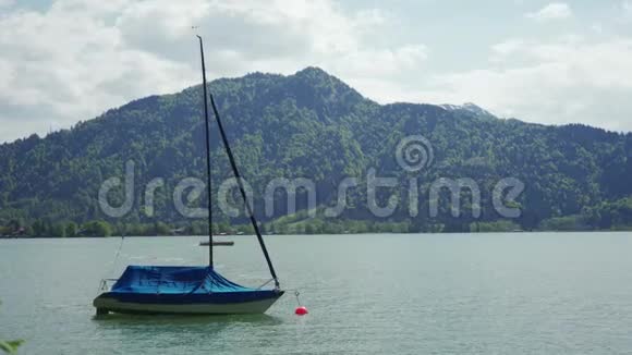 在阳光明媚的春天您可以看到泰格恩湖帆船巴伐利亚山等风景视频的预览图