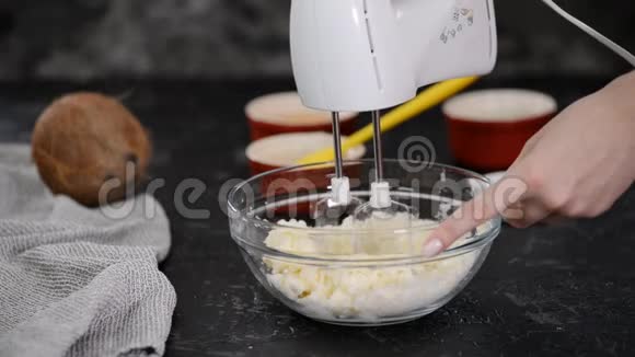 用手搅拌机敲打软黄油和糖视频的预览图