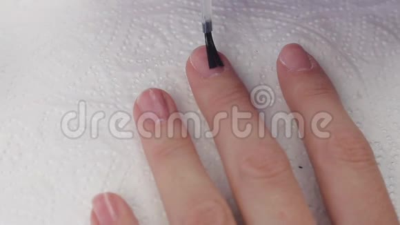 年轻女性在指甲上涂以底漆和脱水剂的粘合剂有助于促进粘连指甲修甲视频的预览图