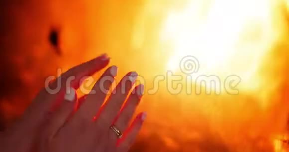 女人在家的壁炉旁温暖双手视频的预览图