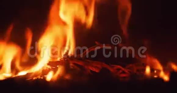 在家里燃烧篝火或壁炉视频的预览图