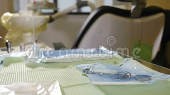 牙科室体检准备工作戴黑色手套的男性牙医带无菌的开启工艺包装视频的预览图