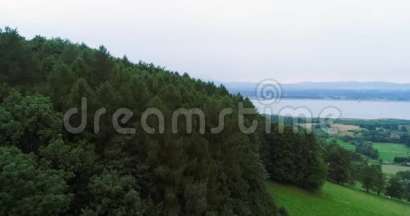 鸟瞰森林和湖泊小村庄视频的预览图