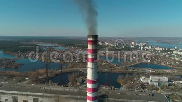 空中景观接近热电联产的吸烟烟囱燃煤电站视频的预览图