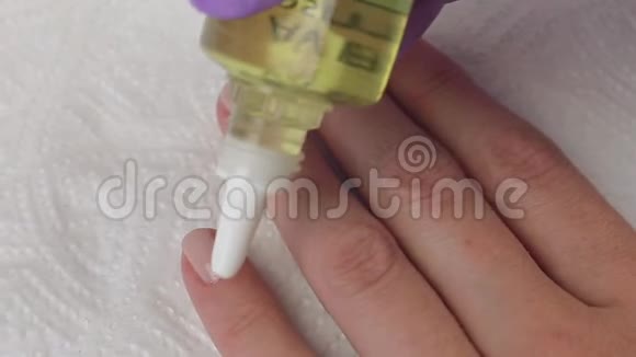 你的女人在修指甲后用油抹手指指甲修指甲视频的预览图