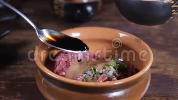 黑手套男厨师的特写镜头准备美味的肉馅饼菜并在碗中混合沙拉配料视频的预览图