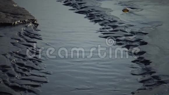 乌克兰KuyalnikLiman水从泥浆浴中流出流入KuyalnikLiman在底部的波浪中形成黑色淤泥视频的预览图