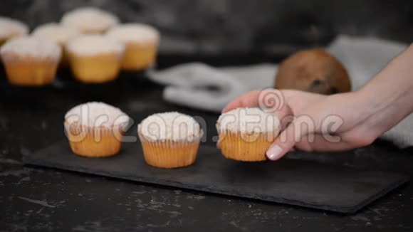 用椰子粉做的自制松饼健康的早餐视频的预览图