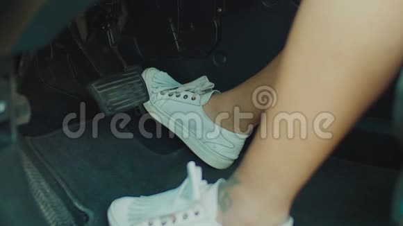 穿舒适鞋子的女性腿踩刹车踏板视频的预览图