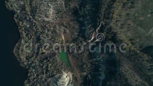 斯泰基乌克兰2020年4月5日废弃的粘土采石场在Dnipro河附近有不寻常的浮雕高空俯视图视频的预览图