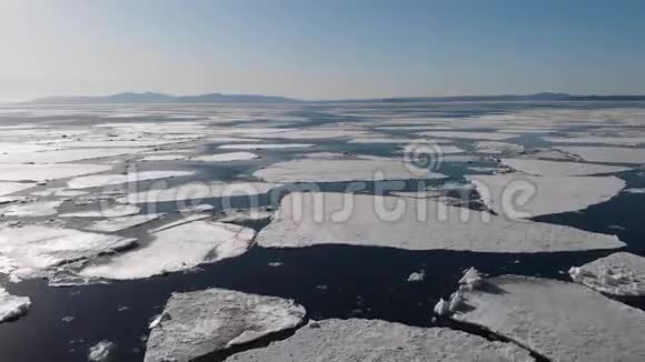 海参崴托卡雷夫斯基灯塔的海冰覆盖视频的预览图