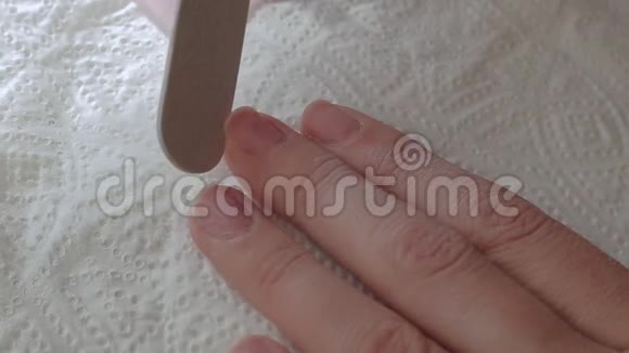 用指甲锉将旧凝胶从指甲上取出女人正在修指甲视频的预览图