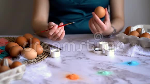 餐桌上的复活节彩蛋节日装饰品复活节概念背景视频的预览图