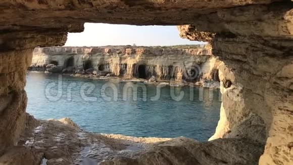 美丽的岩石和绿松石地中海在地标希腊角塞浦路斯夏天的海滨平静的水晶水视频的预览图