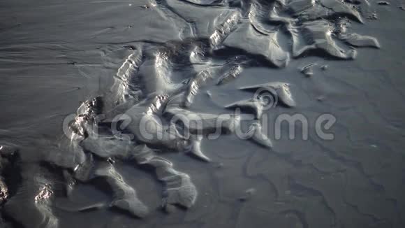 乌克兰KuyalnikLiman水从泥浆浴中流出流入KuyalnikLiman在底部的波浪中形成黑色淤泥视频的预览图