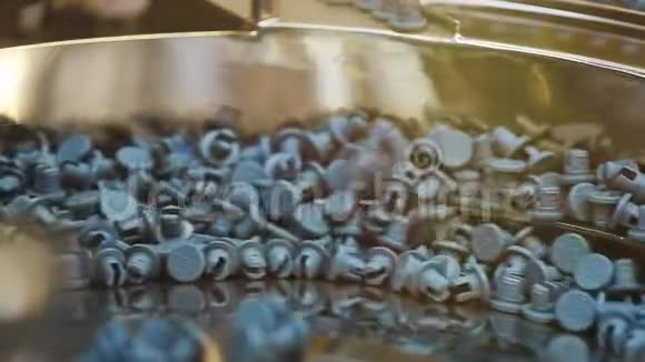 疫苗注射和医疗药品包装瓶的自动包装机冠状病毒视频的预览图