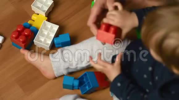 儿童在地板上玩设计套件俯视图视频的预览图