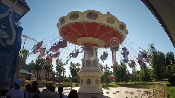 游乐园里的旋转木马绕着一个轴旋转在精神公园的夏日视频的预览图