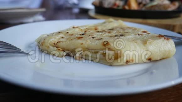 加奶酪和土豆的卡巴迪玉米饼用肉和蔬菜烤视频的预览图