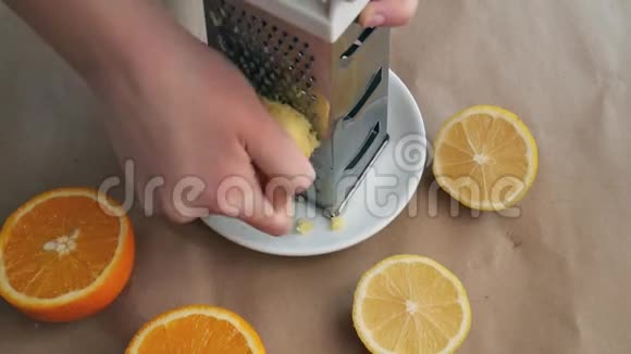 女孩擦姜旁边是柠檬和橘子视频的预览图