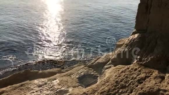 美丽的岩石和绿松石地中海在地标希腊角塞浦路斯夏天的海滨平静的水晶水视频的预览图