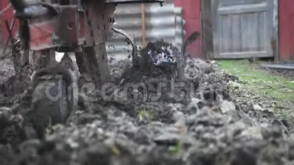 农夫用一辆汽油车拖着拖拉机犁地准备在春天播种准备土地视频的预览图